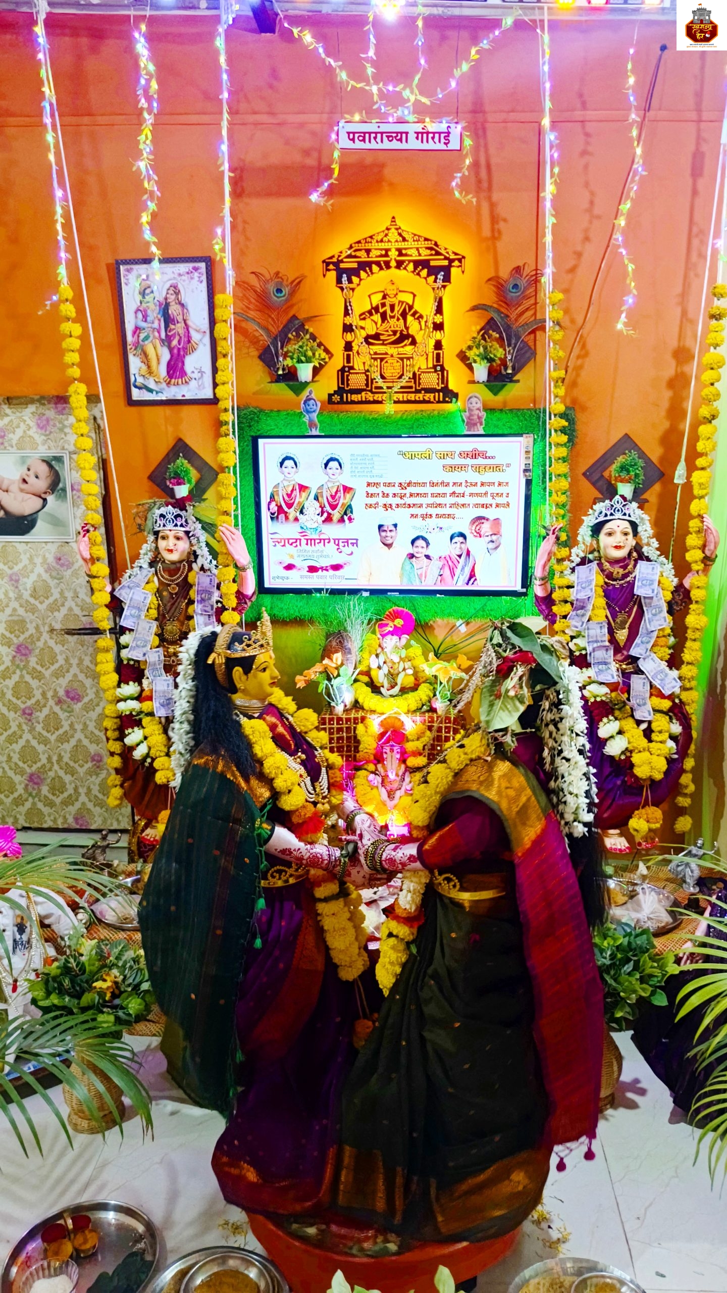 झोक्यावर झुलणाऱ्या आणि फुगडी खेळणाऱ्या गौराईंचा मनमोहक देखावा; पद्मावती नगरातील सुधीर पवार यांच्या घरी भाविकांची गर्दी